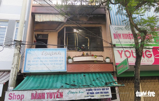 Lao vào đám cháy cứu 2 cụ già xong, nam thanh niên lặng lẽ đi
