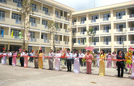 BIỂN HIỆU TRƯỜNG CAO ĐẲNG Y TẾ AN GIANG NỔI BẬT GIỮA KHUÔN VIÊN XANH