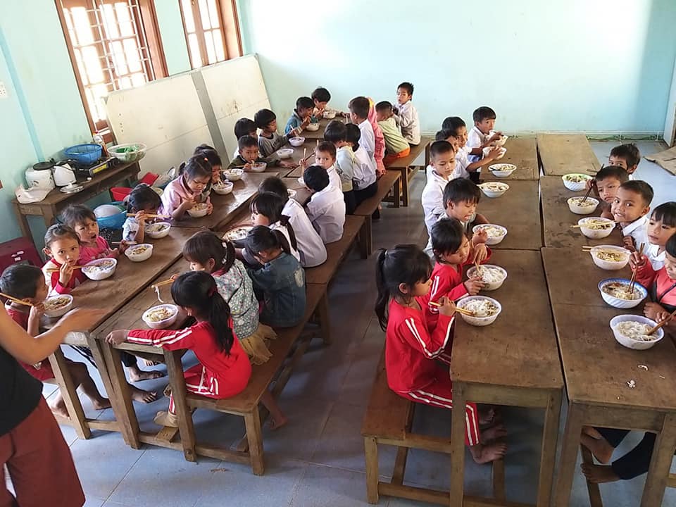 cay-mat-voi-hinh-anh-hoc-sinh-quang-nam-han-hoan-khi-duoc-an-bat-bun-ca