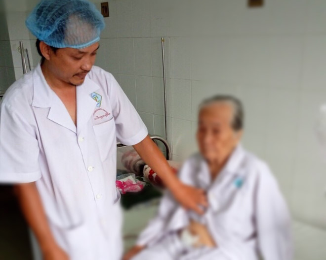 cuu-song-cu-ba-bi-soi-bang-quang-nang-gan-1kg-kem-benh-tim-nang