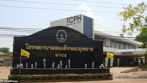 di-kham-tao-bon-ba-si-hot-hoang-khi-lay-ra-trong-bung-nguoi-phu-nu-hang-ngan-vien-soi