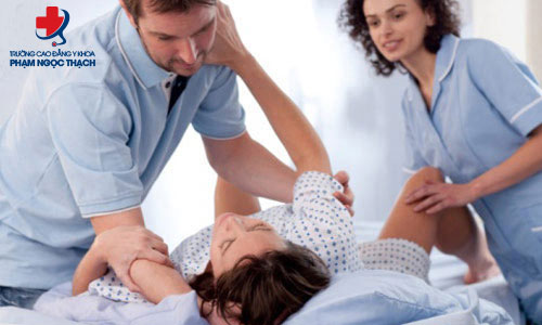 Học Cao đẳng Hộ sinh có khó không