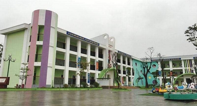 phu-huynh-to-hieu-truong-vo-cam-khi-tre-mam-non-bi-nga-gay-chan-tai-truong