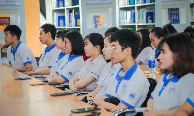 sinh-vien-buc-xuc-vi-truong-dai-hoc-quy-dinh-mac-dong-phuc-ca-tuan-cam-cao-dau