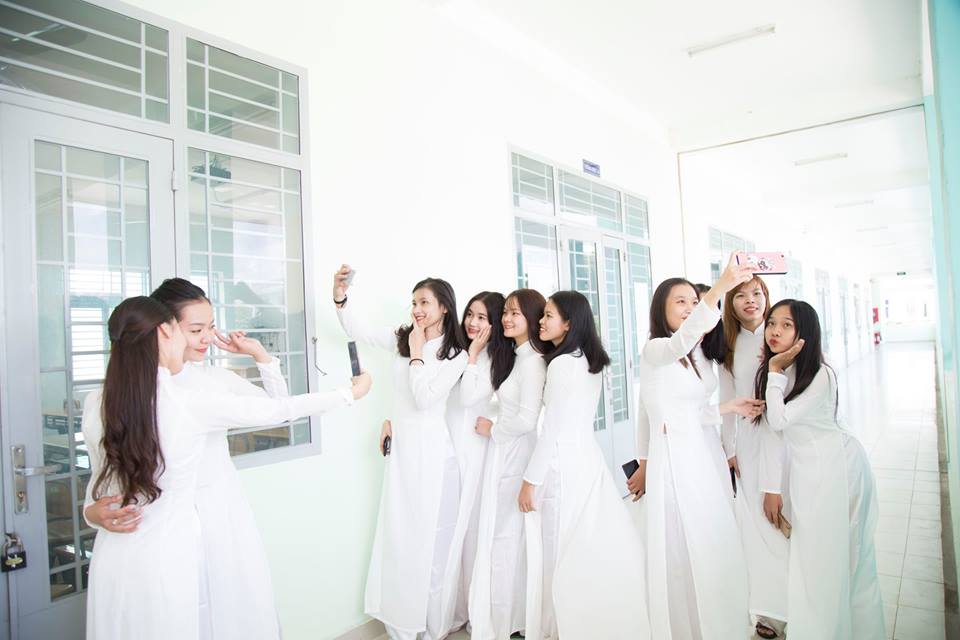 tân sinh viên đến trường