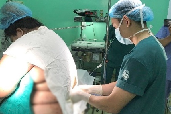 thai-phu-nang-162-kg-khong-the-gay-me-trong-luc-vuot-can
