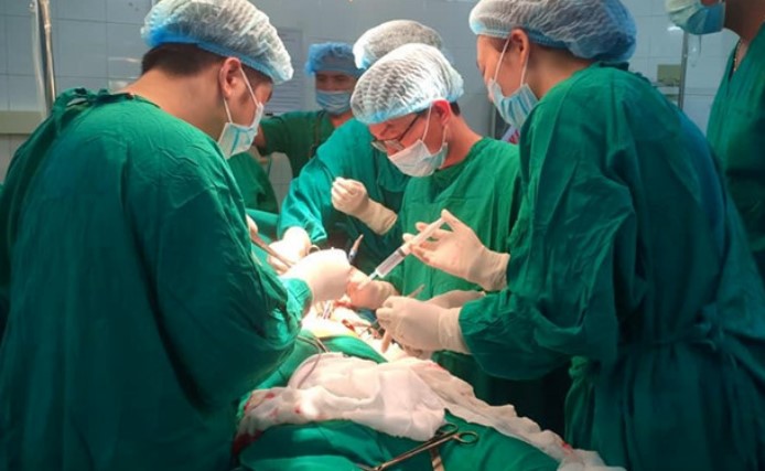 Nam bệnh nhân đã nhập viện với tình trạng bị kéo đâm trúng ngực