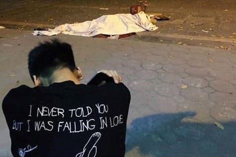 Hình ảnh người con trai ngồi khóc bên thi thể mẹ gây xót xa cho nhiều người