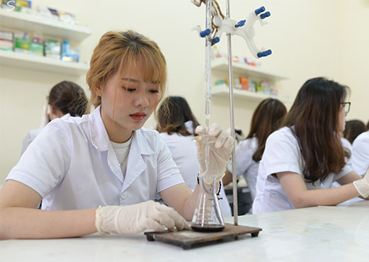 Học viên thực tập xét nghiệm